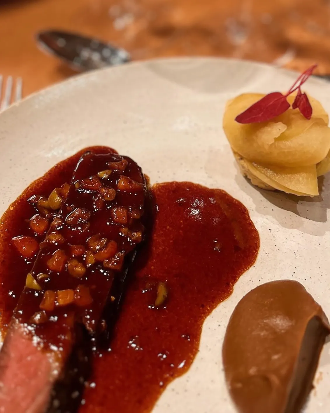 Hovedret med kød og sauce