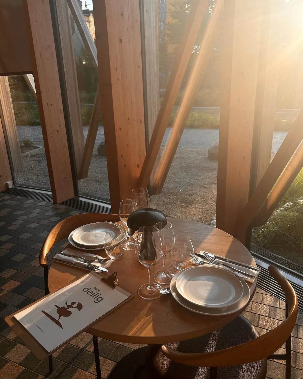 Dækket bord i aftensol