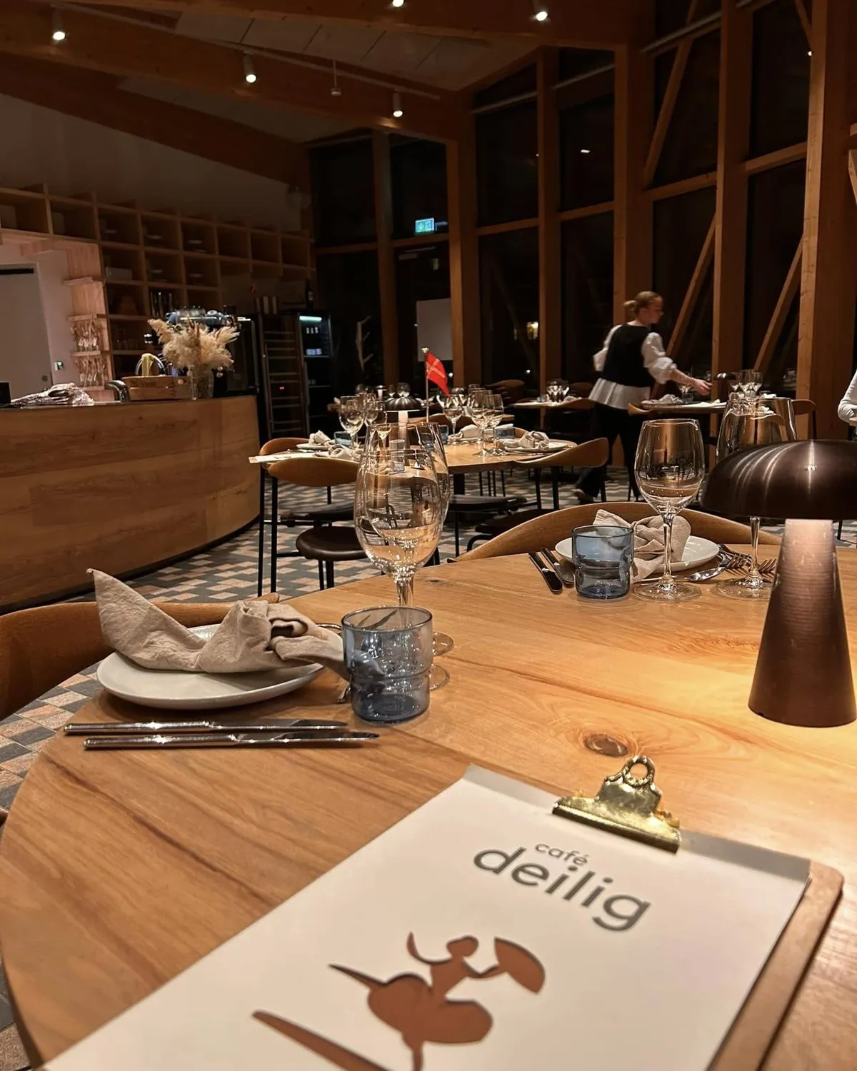 Dækket bord i caféen om aftenen