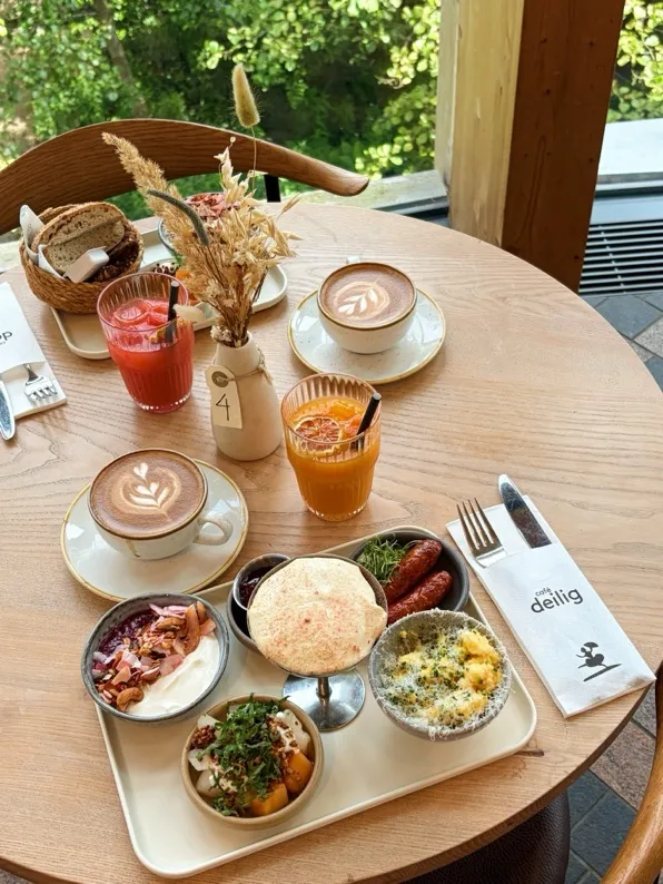 Brunchbræt med kaffe, juice og små skåle