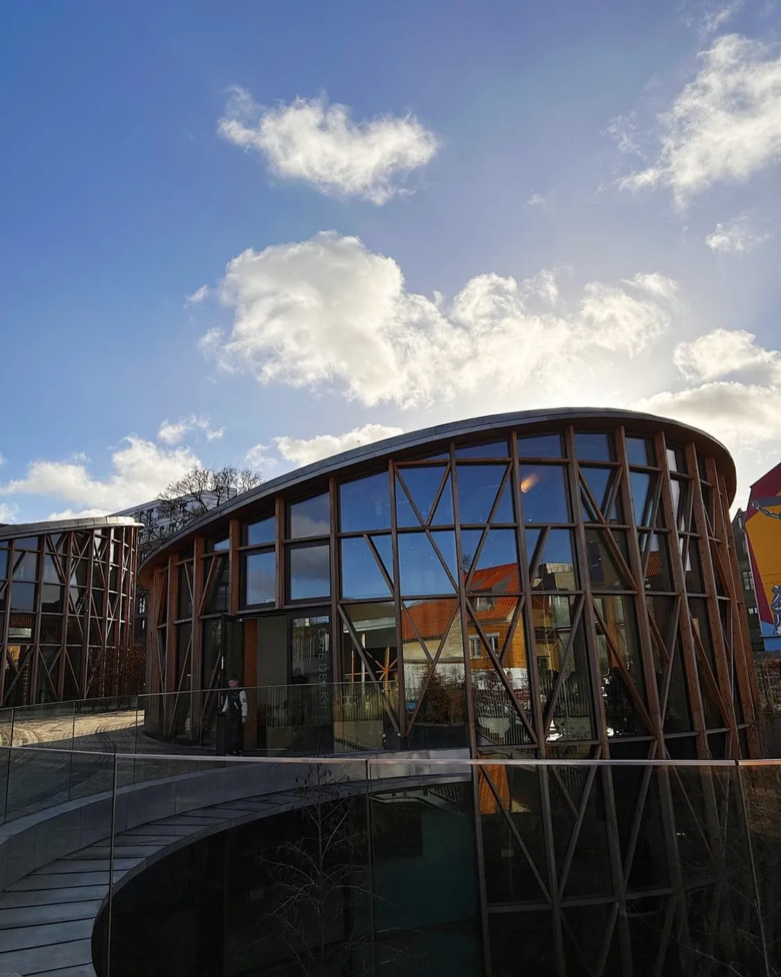 Caféens runde træbygning under blå himmel