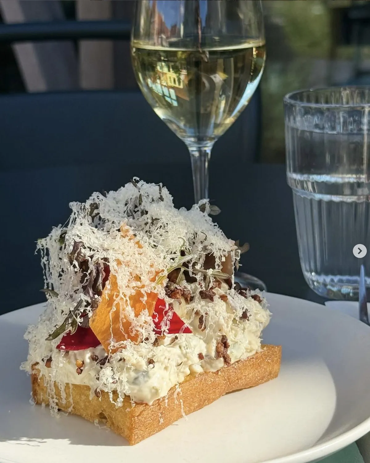 Smørrebrød med hønsesalat og et glas hvidvin