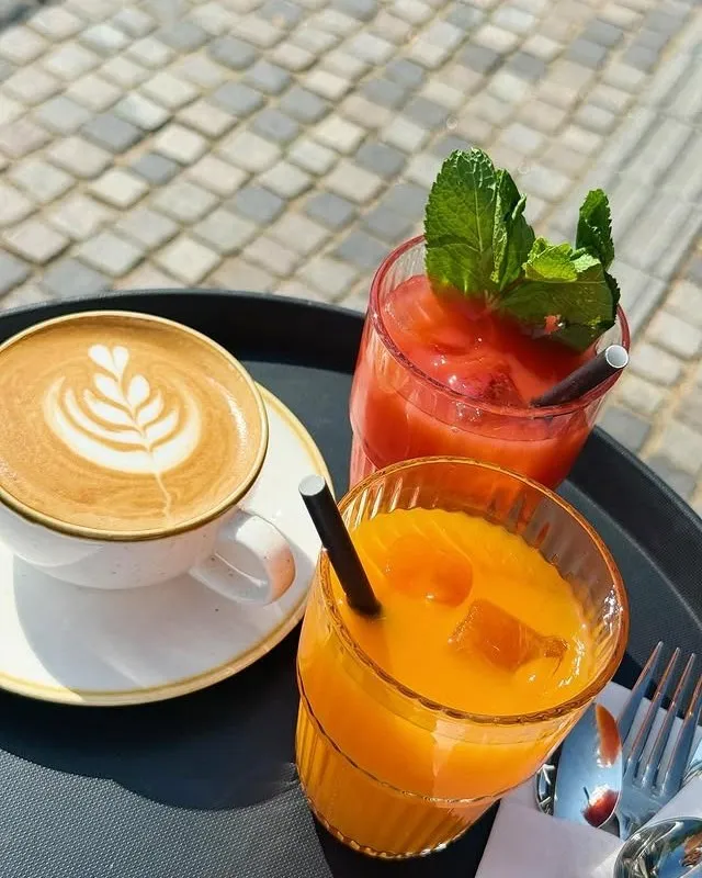 Cappuccino og juice i solen
