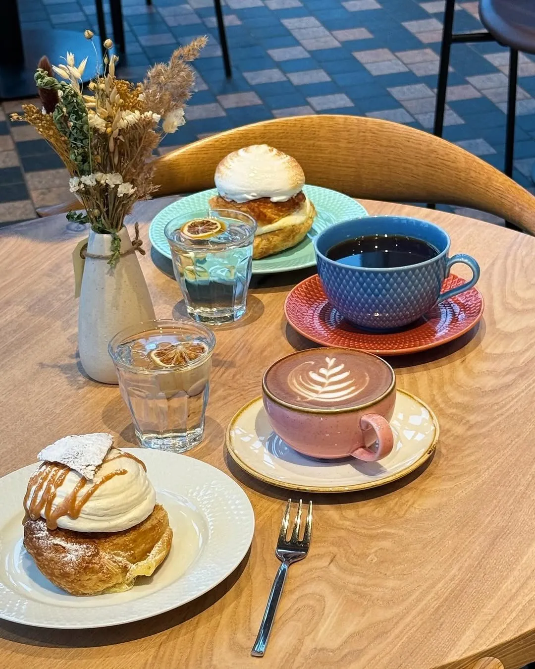 Kaffe, kager og drikke på et bord
