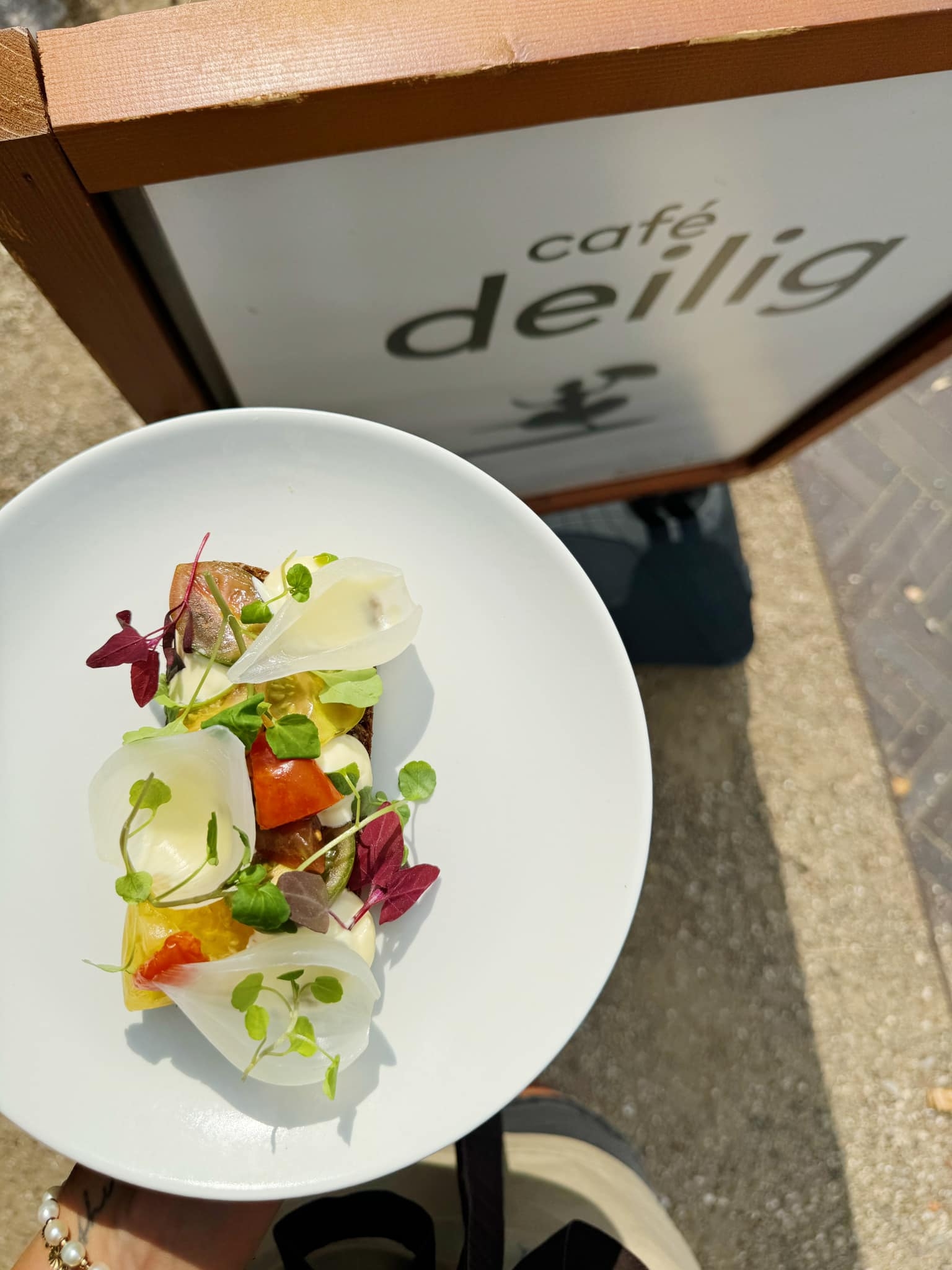 Reserver et bord online på café deilig i Odense